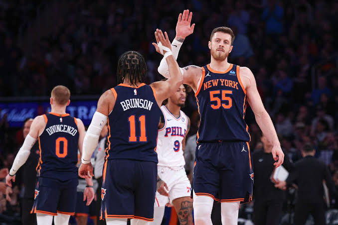 Knicks Secure Thrilling Win Over 76ers in NBA Playoff.